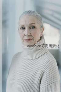 银发女士身穿米色高领毛衣