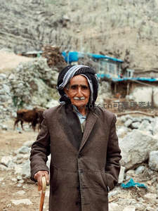 山间老人拄杖凝望岁月沧桑