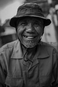 渔夫帽下笑容灿烂如阳光