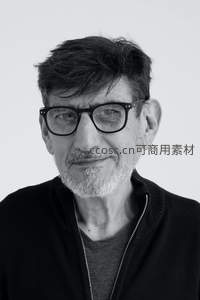 戴眼镜的男士黑白肖像沉静睿智