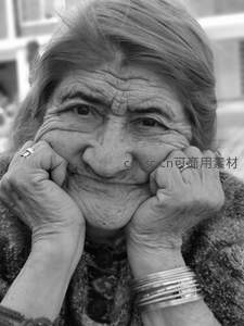 慈祥老奶奶双手托腮微笑凝望