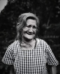 格子衫下温暖慈祥的笑容