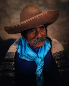 宽檐帽与蓝巾下的沉静面容