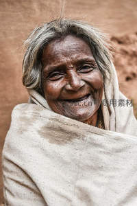 裹着头巾微笑的质朴老妪