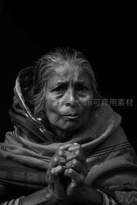 岁月刻痕，静默祈祷的老妇人
