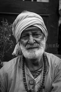 白须老者头戴传统头巾凝视镜头