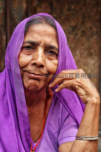 紫纱丽老妇轻抚面颊温柔浅笑