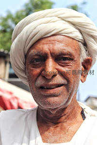 白袍老者头戴白色缠头巾展露笑容