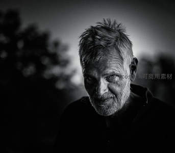 夜色中微笑的银发男子特写