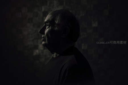 暗光中老人的侧脸剪影