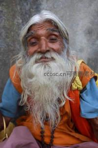 白须老者慈祥凝视，异域风情