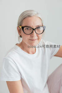 戴眼镜白发女士微笑凝视镜头