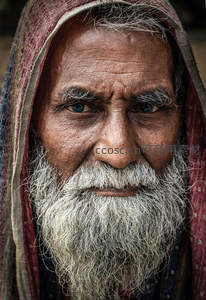 沧桑面容下的深邃眼神