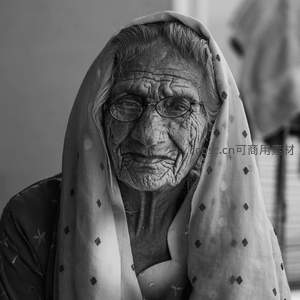 黑白光影中的慈祥面容