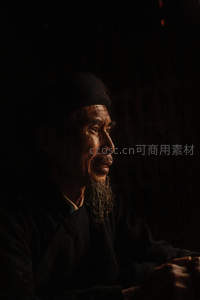 暗室中沉思的侧影