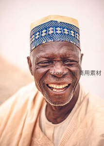 戴蓝纹帽的非洲老者开怀笑