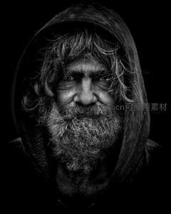 黑白色调下的神秘老者