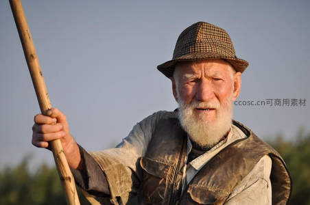白须老者持杖凝望远方