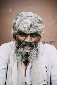 银发长须老者微笑特写