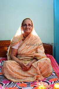 身披纱丽的老妇静坐床榻