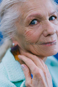 蓝眸老人微笑凝视，手托下巴尽显温柔慈祥