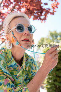 时尚奶奶戴墨镜户外摆拍