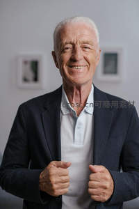 微笑银发男士整理西装外套