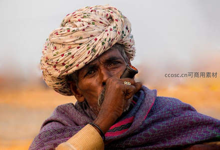 印度老者头戴花巾抽水烟