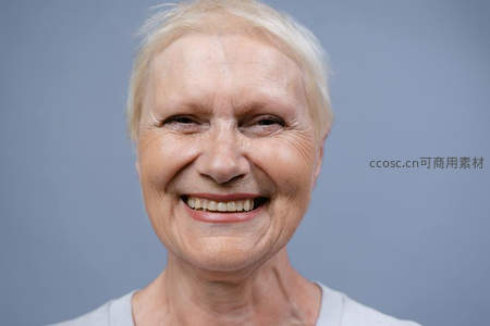 白发老人灿烂微笑展现岁月从容