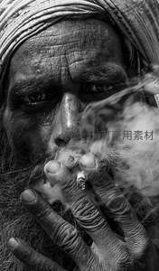 烟雾缭绕中的沧桑面孔