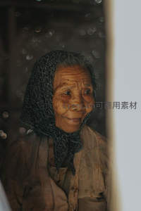 窗后微笑的慈祥老妪