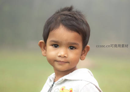 幼儿回眸浅笑，雾气弥漫的清晨田野如画