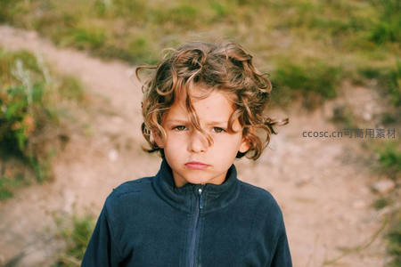 卷发男孩户外凝视镜头