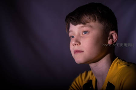 侧脸少年凝视远方，暗调光影显沉思