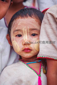 涂有传统面漆的少数民族儿童