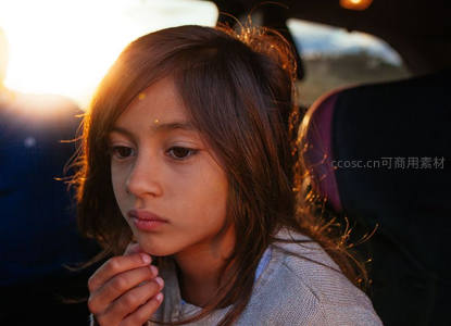 车内的女孩沐浴夕阳沉思