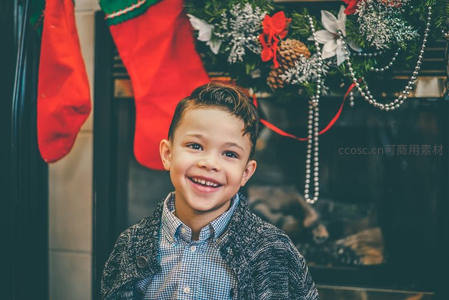 圣诞壁炉前微笑的男孩