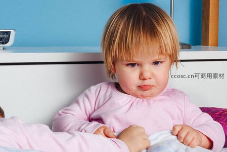 床上撅嘴的可爱宝宝