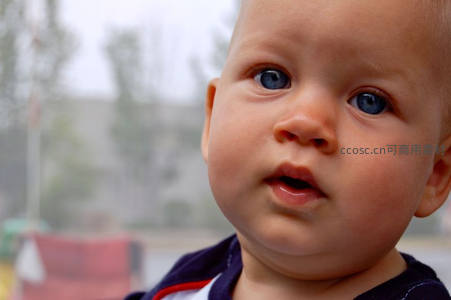 蓝眼睛婴儿好奇凝视