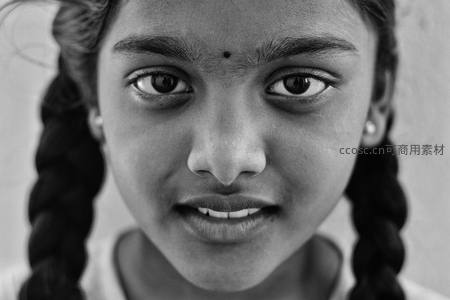 黑白特写中的印度女孩双辫