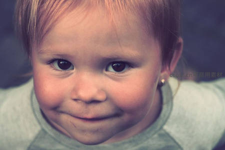 金发幼儿微笑特写镜头