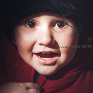 戴帽孩童灿烂笑容