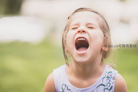 小女孩户外张嘴大笑的瞬间