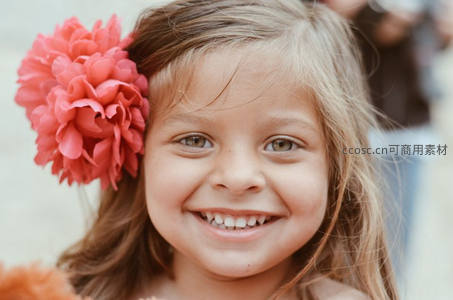 花饰女孩灿烂笑容，阳光洒满脸庞