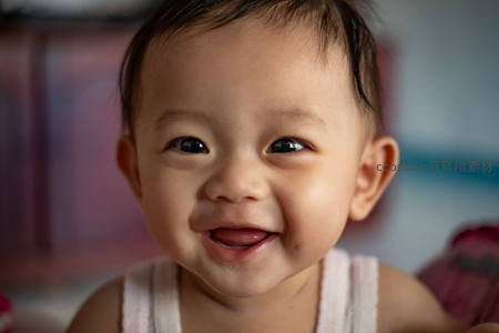 婴儿灿烂笑容特写萌化人心