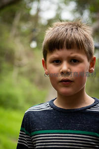 林间严肃凝视镜头的男孩