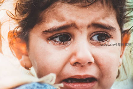 哭泣孩童泪眼婆娑