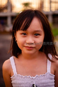 夕阳下女孩温柔浅笑