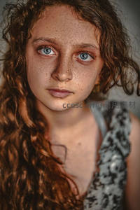 雀斑少女蓝眸凝视镜头特写