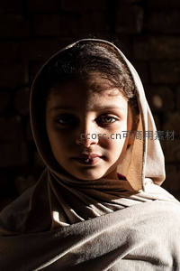 头巾女孩侧脸沐浴暖阳光影